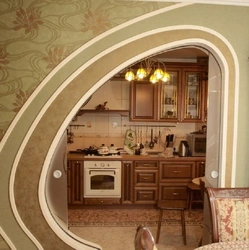 Кухня с аркой в гостиную в квартире фото