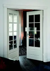Дизайн распашных дверей в гостиной