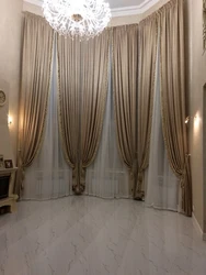 Бархатные шторы в интерьере гостиной для светлых
