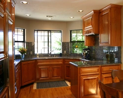 Угловая кухня с 2 окнами фото