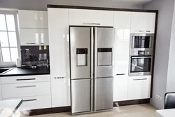 Дизайн кухни с отдельным холодильником