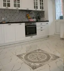 Белый мраморный пол в интерьере кухни
