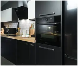 Черные духовые шкафы в интерьере кухни