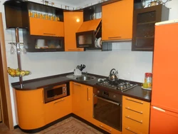 Кухня оранжевая с коричневым фото