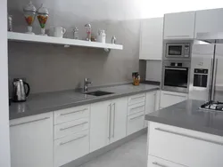 Кухня с серой столешницей в интерьере белая и фартуком