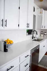 Дизайн белой кухни с черными ручками