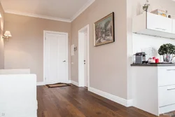Белые двери и плинтуса в интерьере квартиры фото