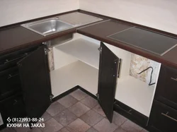 Дизайн угловой кухни со столом