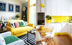 Желтый диван в интерьере кухни гостиной