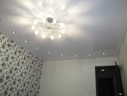 Фото натяжных потолков в спальне с точечными светильниками