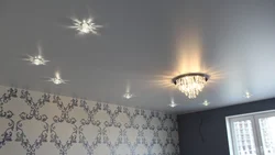 Фото натяжных потолков в спальне с точечными светильниками