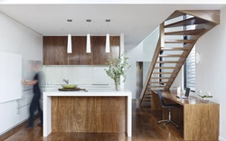 Дизайн кухни студии с лестницей