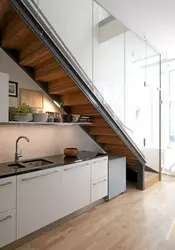 Дизайн кухни студии с лестницей