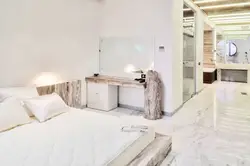 Интерьер спальни с плиткой на полу