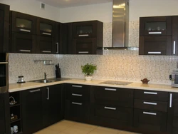 Бело темно коричневая кухня фото