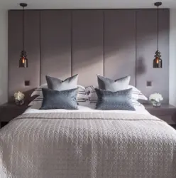 Один светильник над кроватью в спальне фото