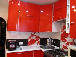 Красный интерьер маленькой кухни