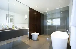 Дизайн ванной комнаты с зеркалом на всю стену