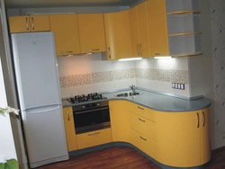 Маленький кухонный гарнитур для маленькой кухни с холодильником фото