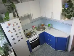Дизайн кухни хрущевки холодильник в углу