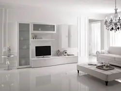 Белая глянцевая гостиная в интерьере