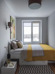 Кровать вдоль стены в маленькой спальне дизайн фото