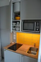 Фото кухни с микроволновкой в нише