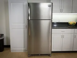 Холодильник в интерьере кухни серебристый