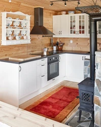 Белая кухня в деревянном доме в интерьере