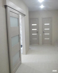 Серый ламинат и серые двери в интерьере квартиры