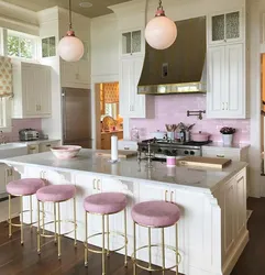 Сочетание серого и розового цвета в интерьере кухни