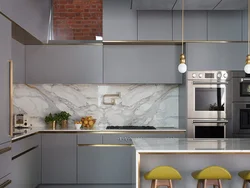Серый и золотой в интерьере кухни