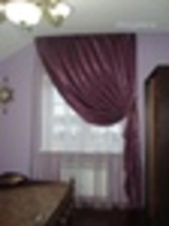 Дизайн окна в спальне с одной шторой