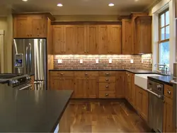Дизайн кухни с деревянным фартуком