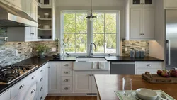 Кухни в доме дизайн фото с окном рабочей зоне