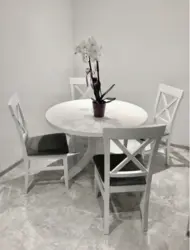 Белый Стол С Черными Стульями В Интерьере Кухни