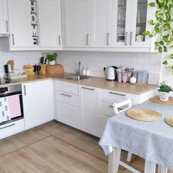 Белая кухня в интерьере с деревянной столешницей реальные фото
