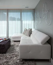 Дизайн окна гостиной с угловым диваном