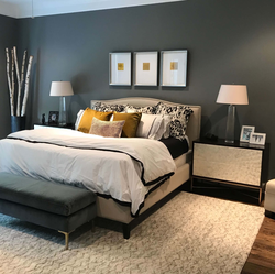 Интерьер спальни с серыми обоями и коричневой мебелью