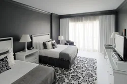 Дизайн спальни с серой кроватью и серыми шторами