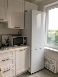 Как поставить холодильник в маленькой кухне фото своими