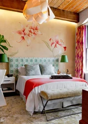 Дизайн спальни с цветком на стене