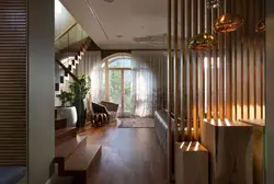 Деревянные перегородки в интерьере гостиной