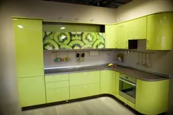 Угловая кухня салатового цвета фото