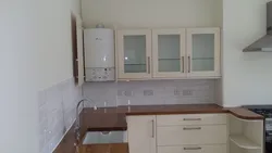 Интерьер кухни с котлом и окном