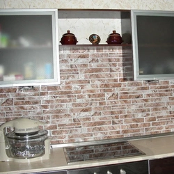 Фото кухни панелями под камень