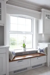 Дизайн кухни с ящиками у окна