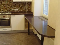 Ошхонаҳо бо тиреза, агар тиреза дар зер акси countertop бошад