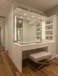 Дизайн спальни с туалетным столиком и шкафом