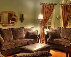 Шторы в гостиной с коричневым диваном фото